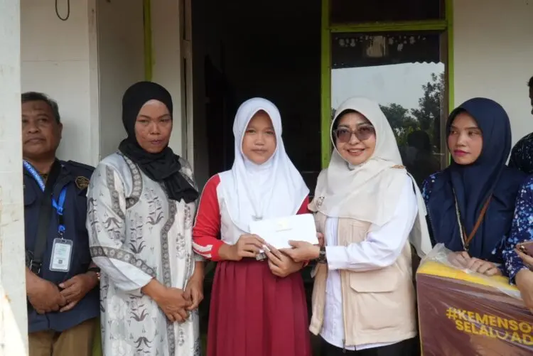 KUNJUNGAN - Bupati Pandeglang Raden Dewi Setiani, mengunjungi rumah calon siswa Sekolah Rakyat, di Kecamatan Banjar, Kabupaten Pandeglang, Selasa (21/7/2026). (ISTIMEWA)