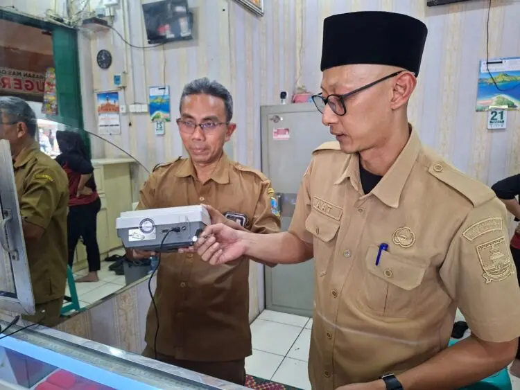 Tim Diskoumperindag Kabupaten Serang Tera Ulang Timbangan Toko Emas