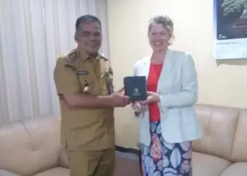 Kepala Diskan Kabupaten Serang, Momahad Ishak Abdul Rouf (kiri), menerima kunjungan Profesor dari The Unversity of Sydney. (ISTIMEWA)