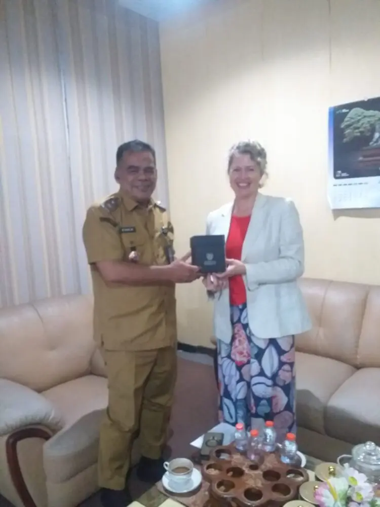 Kepala Diskan Kabupaten Serang, Momahad Ishak Abdul Rouf (kiri), menerima kunjungan Profesor dari The Unversity of Sydney. (ISTIMEWA)