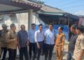 MEMERIKSA LAHAN : Tim gabungan RSUD Labuan, BPN, Masyarakat, Dinkes Banten, memeriksa lahan yang akan dibebaskan untuk areal parkir RSUD MIDL. (ISTIMEWA)
