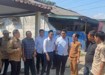 MEMERIKSA LAHAN : Tim gabungan RSUD Labuan, BPN, Masyarakat, Dinkes Banten, memeriksa lahan yang akan dibebaskan untuk areal parkir RSUD MIDL. (ISTIMEWA)