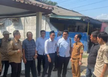 MEMERIKSA LAHAN : Tim gabungan RSUD Labuan, BPN, Masyarakat, Dinkes Banten, memeriksa lahan yang akan dibebaskan untuk areal parkir RSUD MIDL. (ISTIMEWA)