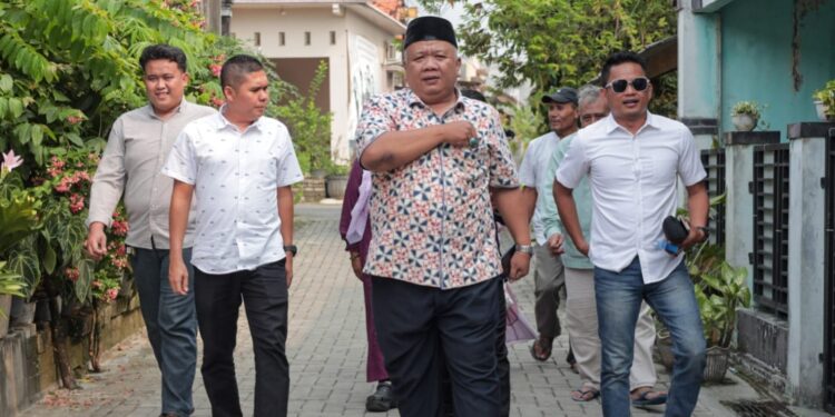 RESES: Wakil Ketua DPRD Banten, Eko Susilo (tengah depan), menghadiri acara reses di Kota Serang. (ISTIMEWA)