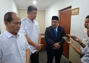 WAWANCARA - Sejumlah wartawan, sedang wawancara Komisaris PT. SBM Nasrul Ulum (paling kanan), Rabu (22/7/2026). (ISTIMEWA)