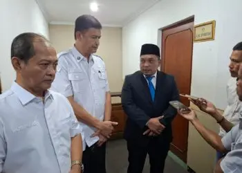 WAWANCARA - Sejumlah wartawan, sedang wawancara Komisaris PT. SBM Nasrul Ulum (paling kanan), Rabu (22/7/2026). (ISTIMEWA)