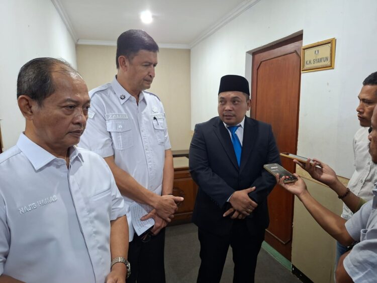 WAWANCARA - Sejumlah wartawan, sedang wawancara Komisaris PT. SBM Nasrul Ulum (paling kanan), Rabu (22/7/2026). (ISTIMEWA)