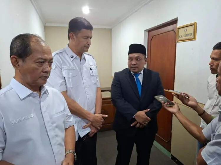 WAWANCARA - Sejumlah wartawan, sedang wawancara Komisaris PT. SBM Nasrul Ulum (paling kanan), Rabu (22/7/2026). (ISTIMEWA)