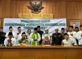 DEKLARASI - Abuya Muhtadi Cidahu, beserta Ketua dan jajaran anggota DPRD Kabupaten Pandeglang, mendeklarasikan penolakan LGBT, di ruang Bamus DPRD Kabupaten Pandeglang, Rabu (22/7/2026). (ISTIMEWA)