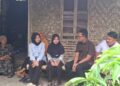 KUNJUNGAN - Anggota Fraksi Partai Gerinda Kabupaten Serang, mengunjungi kediaman Marni. (ISTIMEWA)