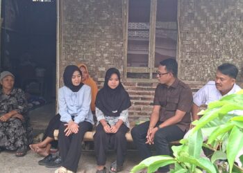 KUNJUNGAN - Anggota Fraksi Partai Gerinda Kabupaten Serang, mengunjungi kediaman Marni. (ISTIMEWA)