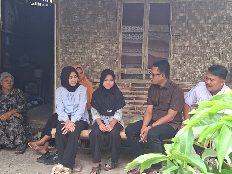 KUNJUNGAN - Anggota Fraksi Partai Gerinda Kabupaten Serang, mengunjungi kediaman Marni. (ISTIMEWA)