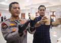 MENUNJUKKAN BARANG BUKTI : Kabid Humas Polda Banten Kombespol Maruli Ahiles Hutapea (kiri), menunjukkan barang bukti BBL. (ISTIMEWA)
