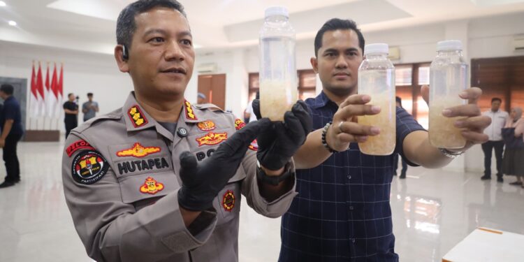 MENUNJUKKAN BARANG BUKTI : Kabid Humas Polda Banten Kombespol Maruli Ahiles Hutapea (kiri), menunjukkan barang bukti BBL. (ISTIMEWA)