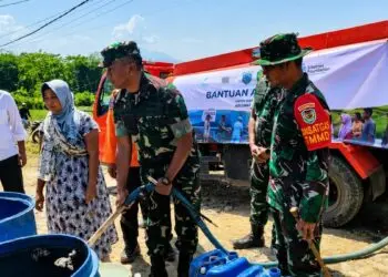SALURKAN BANTUAN - Anggota TNI Kodim 0601/Pandeglang salurkan bantuan air bersih, Rabu (22/7/2026). (ISTIMEWA)
