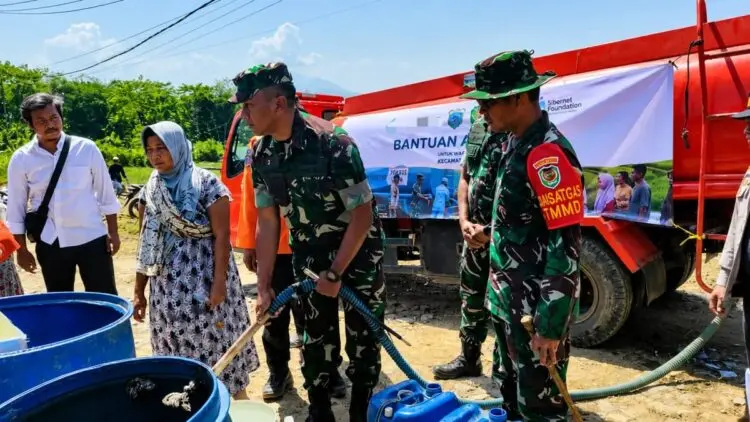 SALURKAN BANTUAN - Anggota TNI Kodim 0601/Pandeglang salurkan bantuan air bersih, Rabu (22/7/2026). (ISTIMEWA)