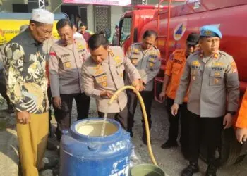 SALURKAN BANTUAN - Jajaran Polres Pandeglang salurkan bantuan air bersih. (ISTIMEWA)