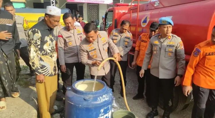 Tangani Kekeringan, Jajaran Polres Pandeglang Turut Salurkan Bantuan Air Bersih