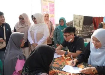 PELAKSANAAN CKG - Ratusan warga Desa Kaduengang, Kecamatan Cadasari, Kabupaten Pandeglang, antusias mengikuti program Cek Kesehatan Gratis (CKG) yang digelar oleh Dinas Kesehatan Kabupaten Pandeglang, berkolaborasi dengan Dinas Kesehatan Provinsi Banten, Jumat (24/7/2026). (ISTIMEWA)