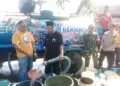 BANTUAN AIR BERSIH - Tim Tagana, BSR dan relawan kemanusiaan lainnya, menyalurkan bantuan air bersih ke daerah terdampak kekeringan, beberapa waktu lalu. (ISTIMEWA)