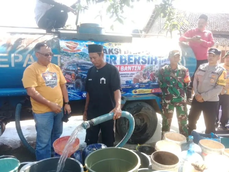 BANTUAN AIR BERSIH - Tim Tagana, BSR dan relawan kemanusiaan lainnya, menyalurkan bantuan air bersih ke daerah terdampak kekeringan, beberapa waktu lalu. (ISTIMEWA)