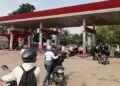 ANTRE : Sejumlah kendaraan bermotor, antre di SPBU Malangnengah, Kabupaten Lebak. Pemprov Banten memastikan, tidak akan melakukan pengawasan di SPBU untuk menarik PKB. (DOKUMEN/SATELITNEWS.COM)