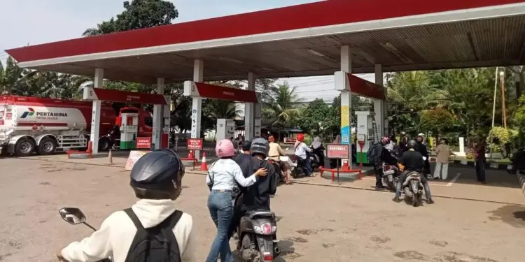 ANTRE : Sejumlah kendaraan bermotor, antre di SPBU Malangnengah, Kabupaten Lebak. Pemprov Banten memastikan, tidak akan melakukan pengawasan di SPBU untuk menarik PKB. (DOKUMEN/SATELITNEWS.COM)
