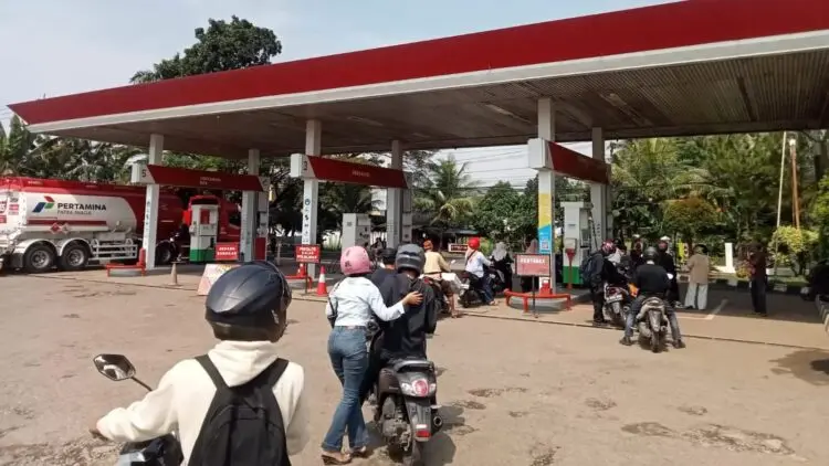 ANTRE : Sejumlah kendaraan bermotor, antre di SPBU Malangnengah, Kabupaten Lebak. Pemprov Banten memastikan, tidak akan melakukan pengawasan di SPBU untuk menarik PKB. (DOKUMEN/SATELITNEWS.COM)