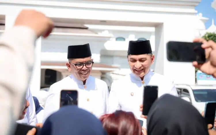 MENYAMPAIKAN KETERANGAN - Gubenur Banten Andra Soni dan Wagub Banten Achmad Dimyati Natakusumah, menyampaikan keterangan beberapa waktu lalu. Saat ini, hubungan antara kedua pimpinan di Banten dengan Sekda Banten Deden Apriandhi dikabarkan tidak harmonis. (DOKUMEN/SATELITNEWS.COM)