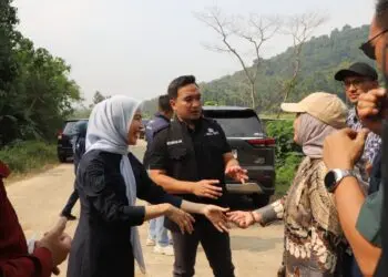 TPSA CILOWONG - Deputi III Bidang Koordinasi Keterjangkauan dan Keamanan Pangan Kementerian Koordinator (Kemenko) Bidang Pangan, Nani Hendiarti didampingi Bupati Serang Ratu Rachmatuzakiyah dan Wali Kota Cilegon Robinsar, meninjau Tempat Pembuangan Sampai Akhir (TPSA) Cilowong, Kecamatan Taktakan, Kota Serang, untuk dibangun PSEL, Sabtu (25/7/2026). (ISTIMEWA)