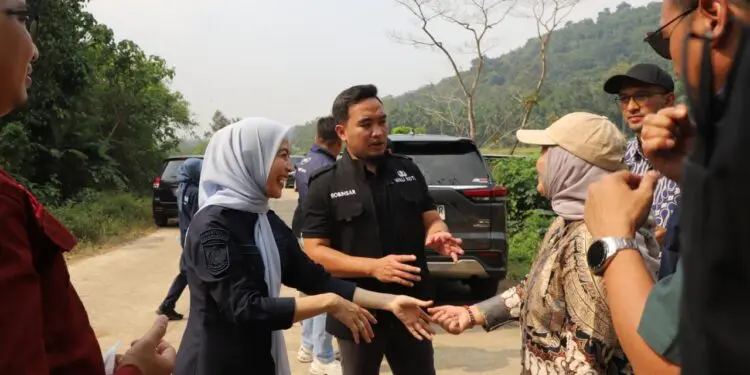 TPSA CILOWONG - Deputi III Bidang Koordinasi Keterjangkauan dan Keamanan Pangan Kementerian Koordinator (Kemenko) Bidang Pangan, Nani Hendiarti didampingi Bupati Serang Ratu Rachmatuzakiyah dan Wali Kota Cilegon Robinsar, meninjau Tempat Pembuangan Sampai Akhir (TPSA) Cilowong, Kecamatan Taktakan, Kota Serang, untuk dibangun PSEL, Sabtu (25/7/2026). (ISTIMEWA)