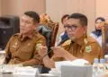 MEMIMPIN RAKOR : Gubernur Banten Andra Soni (kanan) didampingi Sekda Banten Deden Apriandhi (kiri) memimpin rakor beberapa waktu lalu. Saat ini hubungan keduanya sedang tidak harmoni, bahkan tidak saling bertegur sapa selama beberapa bulan sampai hari ini. (ISTIMEWA)