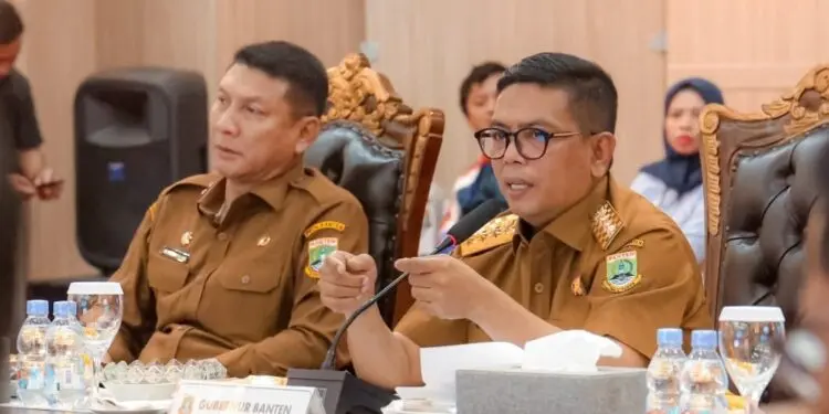 MEMIMPIN RAKOR : Gubernur Banten Andra Soni (kanan) didampingi Sekda Banten Deden Apriandhi (kiri) memimpin rakor beberapa waktu lalu. Saat ini hubungan keduanya sedang tidak harmoni, bahkan tidak saling bertegur sapa selama beberapa bulan sampai hari ini. (ISTIMEWA)