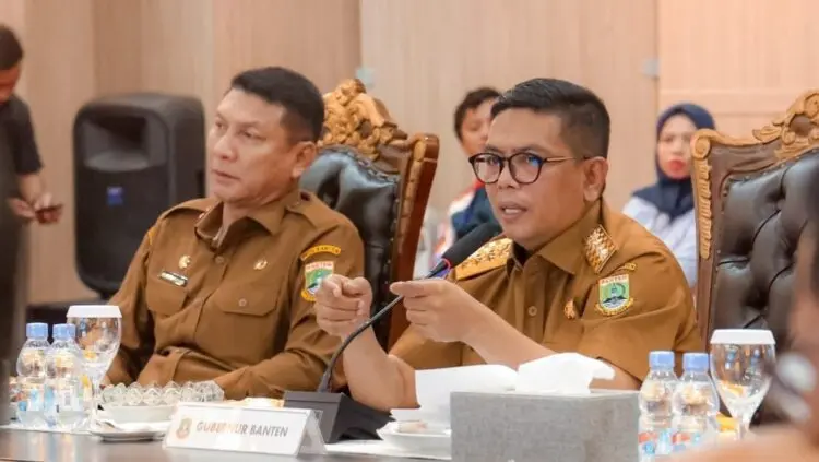 MEMIMPIN RAKOR : Gubernur Banten Andra Soni (kanan) didampingi Sekda Banten Deden Apriandhi (kiri) memimpin rakor beberapa waktu lalu. Saat ini hubungan keduanya sedang tidak harmoni, bahkan tidak saling bertegur sapa selama beberapa bulan sampai hari ini. (ISTIMEWA)