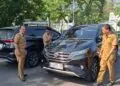 PEMERIKSAAN - Petugas BPKAD Kabupaten Serang, memeriksa kendaraan dinas sewa yang dipakai oleh Camat, Kepala Bagian dan Kepala Dinas, Senin (27/7/2026). (SIDIK/SATELITNEWS.COM)