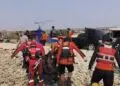 MEMBAWA JENAZAH: Tim gabungan, membawa jenazah korban terbawa arus di pantai di Kecamatan Citangkil, Kota Cilegon. (ISTIMEWA)