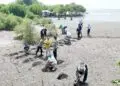 TANAM MANGROVE: Pegiat lingkungan yang tergabung dalam Koalisi Aktivis Lingkungan Hidup Tangerang (Kalung) bersama personel Polsek Teluknaga menanam ribuan bibit mangrove di Desa Muara, Kecamatan Teluknaga, Kabupaten Tangerang, Selasa (28/7/2026). Aksi ini dilakukan untuk memperkuat benteng alami pesisir, mencegah abrasi, sekaligus menjaga kelestarian ekosistem mangrove di pesisir utara Tangerang. (ISTIMEWA)