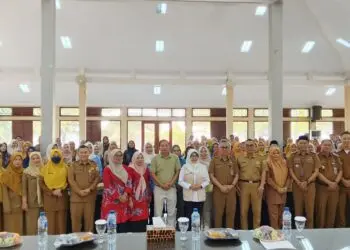 PEMBINAAN - Bupati Pandeglang Raden Dewi Setiani, membuka kegiatan Pembinaan Gerakan Orang Tua Asuh Cegah Stunting (Genting), di Aula Pendopo, Selasa (28/7/2026). (ISTIMEWA)