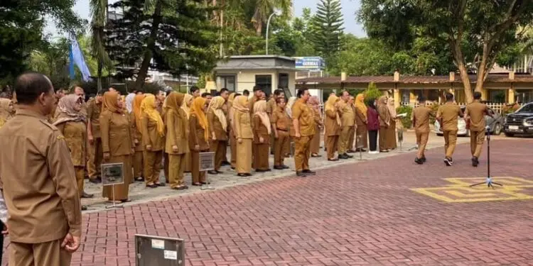 APEL PAGI : PNS dan P3K Pemprov Banten, melaksanakan apel pagi. Saat ini, para P3K Pemprov Banten merasa dianaktirikan, karena perbedaan pembayaran gaji dengan tenaga ahli. (ISTIMEWA)