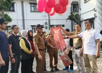 PELEPASAN BALON UDARA - Sekda Pandeglang Asep Rahmat dan jajarannya, melepas balon ke udara, sebagai simbolis dimulainya perlombaan dalam rangka memeriahkan HUT Kemerdekaan RI Ke-81, Selasa (28/7/2026). (ISTIMEWA)
