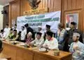 DEKLARASI - Abuya Muhtadi Cidahu, didampingi Ketua dan jajaran pimpinan serta anggota DPRD Kabupaten Pandeglang, menggelar deklarasi anti LGBT, di ruang Bamus DPRD setempat, beberapa waktu lalu. (DOKUMEN/SATELITNEWS.COM)