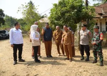 PENINJAUAN - Ruas jalan di Kecamatan Cibitung, Kabupaten Pandeglang, segera dibangun melalui program Bang Andra. Bupati Pandeglang Raden Dewi Setiani bersama jajarannya, meninjau lokasi. (ISTIMEWA)