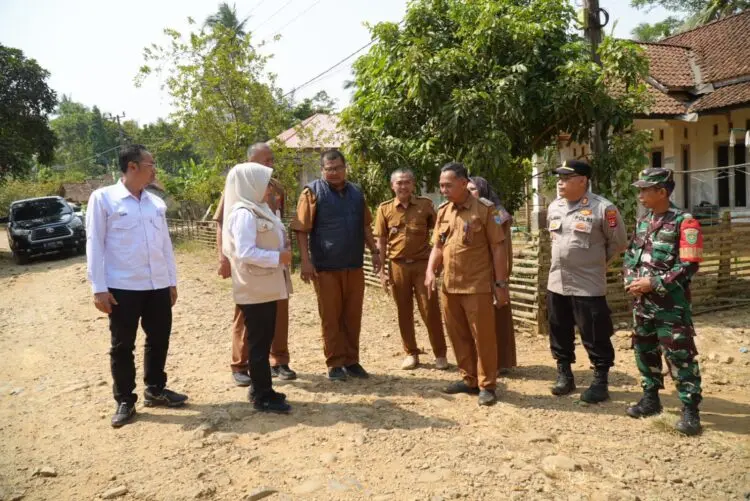 PENINJAUAN - Ruas jalan di Kecamatan Cibitung, Kabupaten Pandeglang, segera dibangun melalui program Bang Andra. Bupati Pandeglang Raden Dewi Setiani bersama jajarannya, meninjau lokasi. (ISTIMEWA)