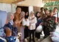 BERKUNJUNG - Bupati Pandeglang Raden Dewi Setiani, mengunjungi 3 calon siswi Sekolah Rakyat, asal Kecamatan Cibitung. (ISTIMEWA)
