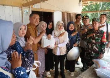 BERKUNJUNG - Bupati Pandeglang Raden Dewi Setiani, mengunjungi 3 calon siswi Sekolah Rakyat, asal Kecamatan Cibitung. (ISTIMEWA)