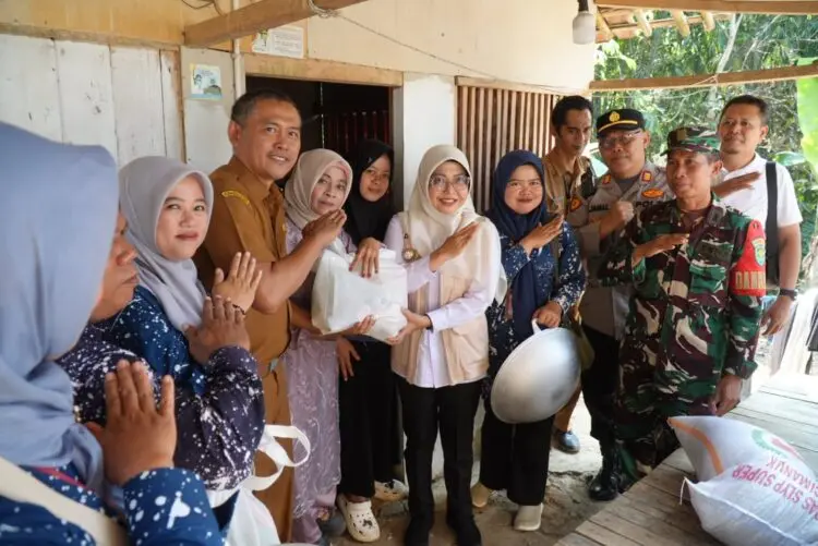 Kisah Sela Amalia dan Nurasiah, Calon Siswi SR Yang Disambangi Bupati Dewi Setiani
