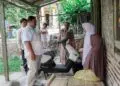 BANTUAN SEPEDA LISTRIK - Senyum bahagia terpancar dari wajah Neng Marni (14), siswi asal Kampung Seba, Desa Harundang, Kecamatan Cikeusal, Kabupaten Serang. Kebahagiaan itu hadir, saat menerima bantuan sepeda motor listrik dari Ketua Fraksi Gerindra DPRD Kabupaten Serang, Ahmad Muhibbin. (ISTIMEWA)