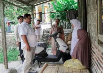 Dukung Semangat Marni Untuk Tetap Bersekolah, Muhibbin Beri Bantuan Sepeda Listrik