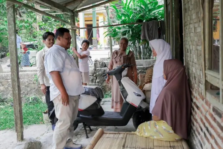 Dukung Semangat Marni Untuk Tetap Bersekolah, Muhibbin Beri Bantuan Sepeda Listrik
