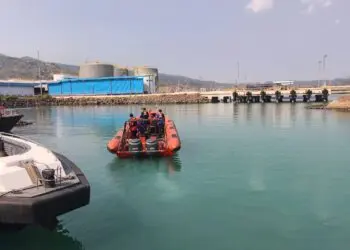 PENCARIAN - Tim SAR, melakukan pencarian seorang penumpang KMP Kirana II, yang diduga melompat ke laut disekitar Perairan Pulau Tempurung, lintasan penyeberangan Merak–Bakauheni, Rabu (29/7/2026) dini hari. (ISTIMEWA)